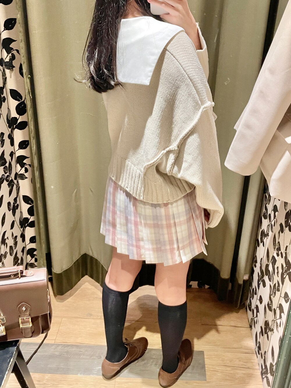 「Amavelのアイテム（バックパック/リュック、ブラウン系）」を使った、六さん（レディース・165cm）の秋コーディネートの2枚目の写真