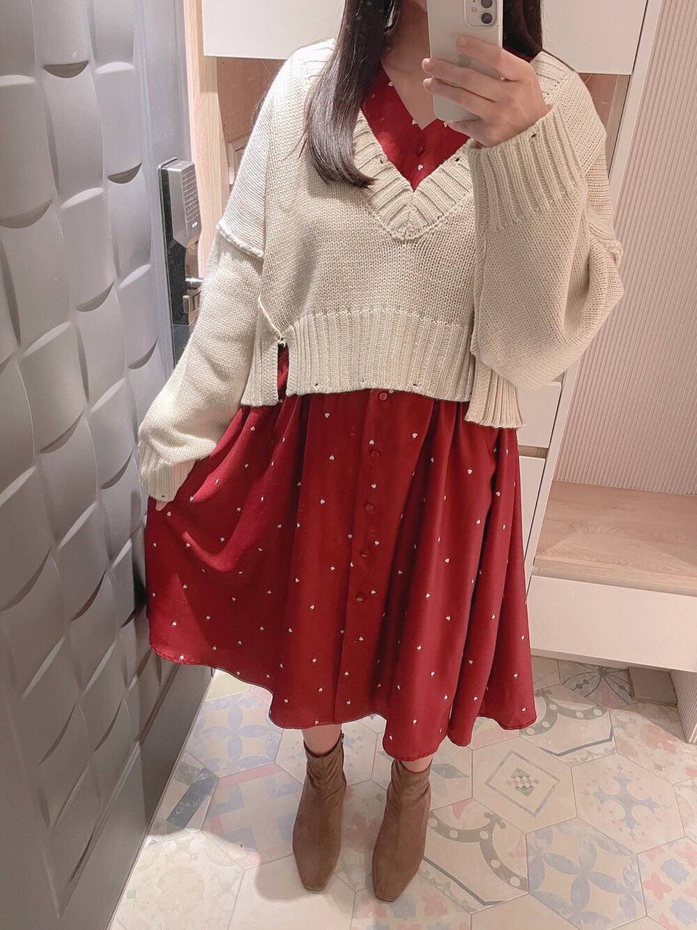 「earth music&ecologyのアイテム（ニット/セーター、ベージュ系）」を使った、六さん（レディース・165cm）の冬コーディネートの2枚目の写真