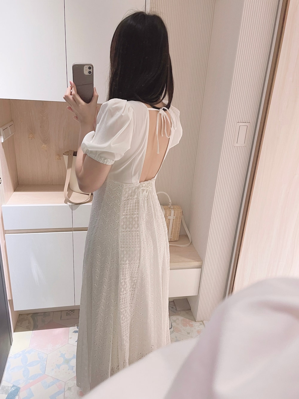 「COCO DEALのアイテム（ワンピース、ホワイト系）」を使った、六さん（レディース・165cm）の夏コーディネートの2枚目の写真