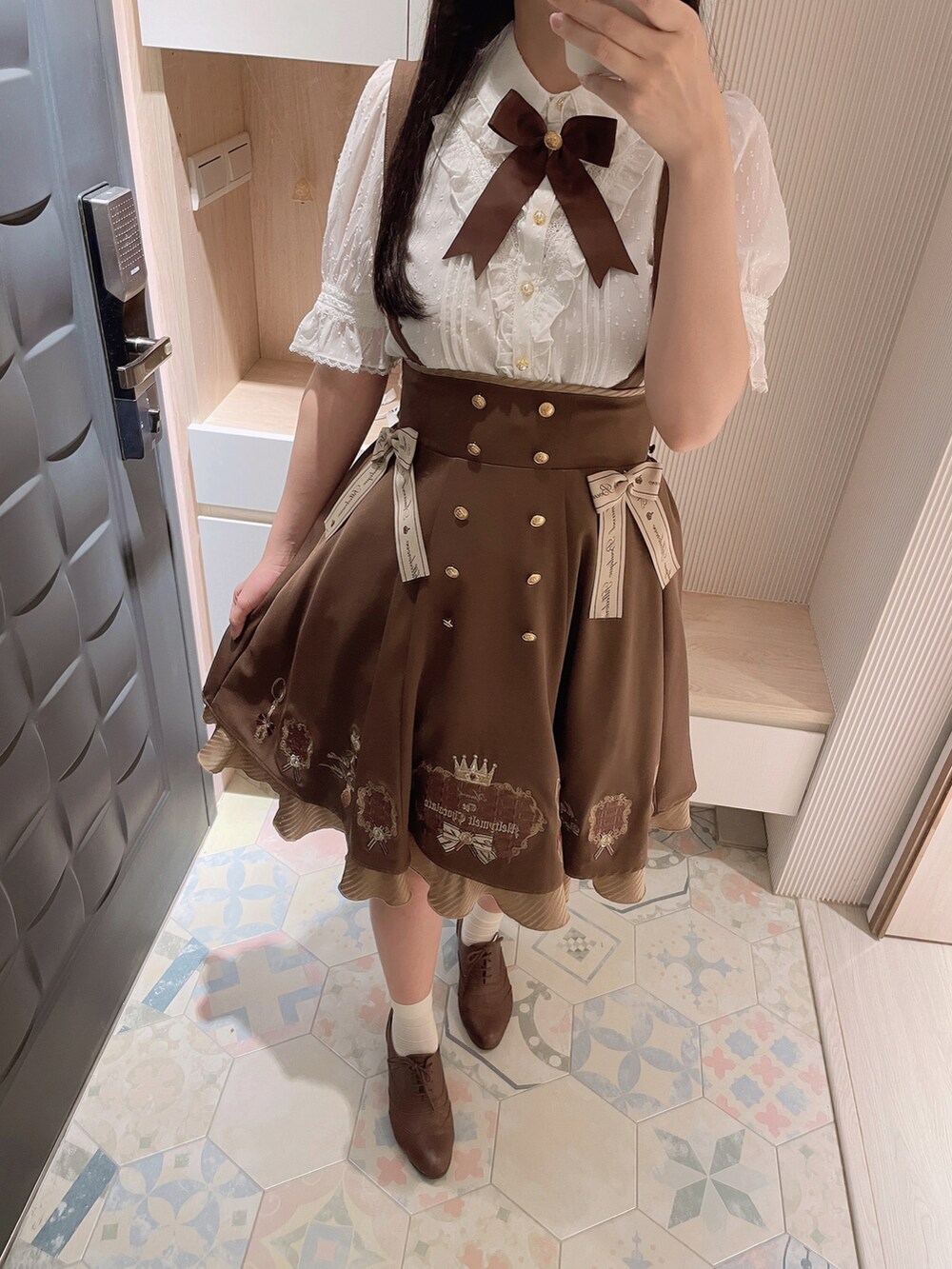 「Amavelのアイテム（シャツ/ブラウス、ホワイト系）」を使った、六さん（レディース・165cm）の夏コーディネートの3枚目の写真