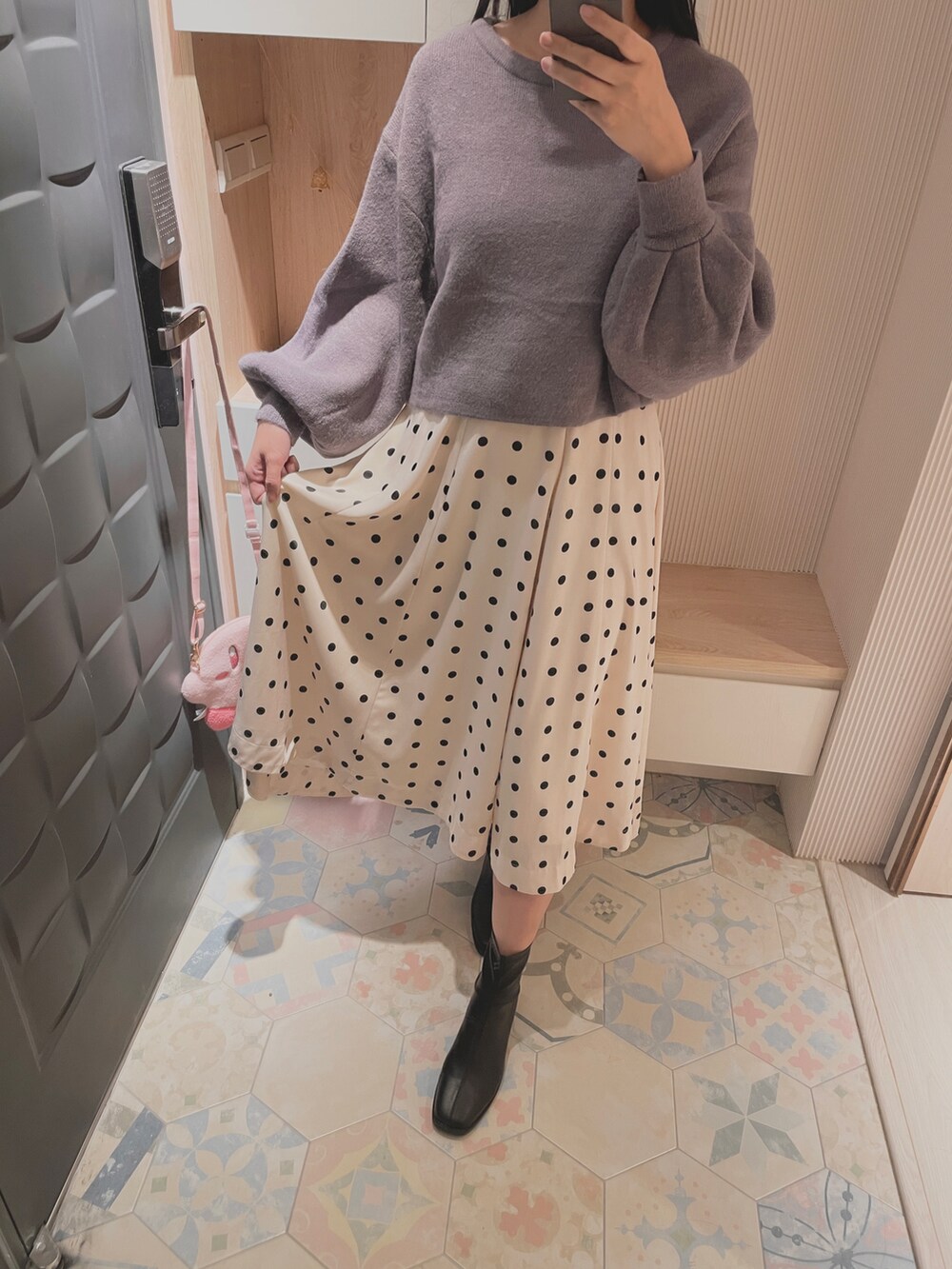 「GRLのアイテム（スカート、ホワイト系）」を使った、六さん（レディース・165cm）の秋コーディネートの2枚目の写真