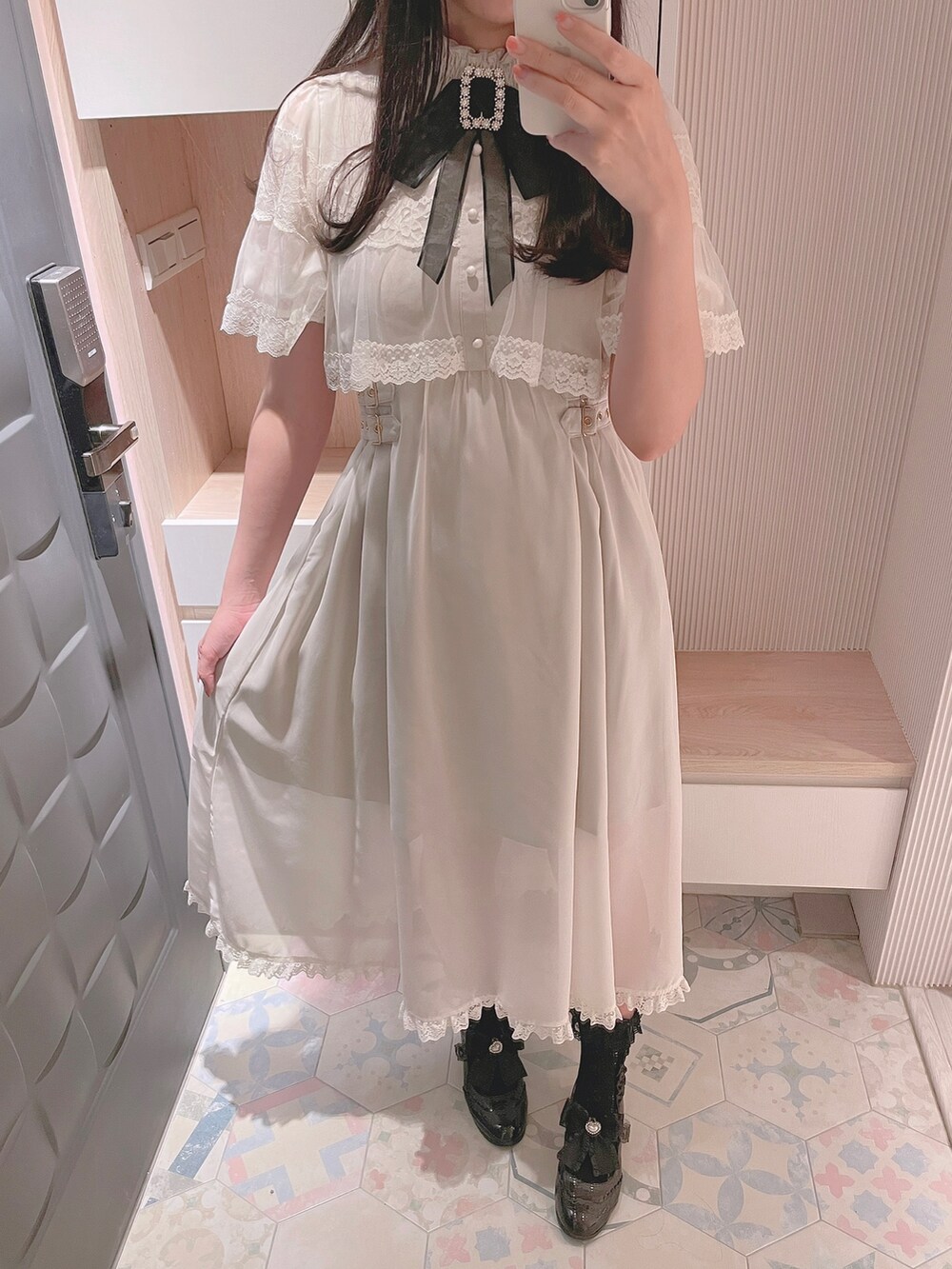 「ROJITAのアイテム（ワンピース/ドレス、ホワイト系）」を使った、六さん（レディース・165cm）の春コーディネートの2枚目の写真