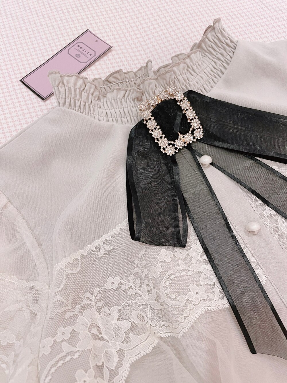 「ROJITAのアイテム（ワンピース/ドレス、ホワイト系）」を使った、六さん（レディース・165cm）の春コーディネートの3枚目の写真
