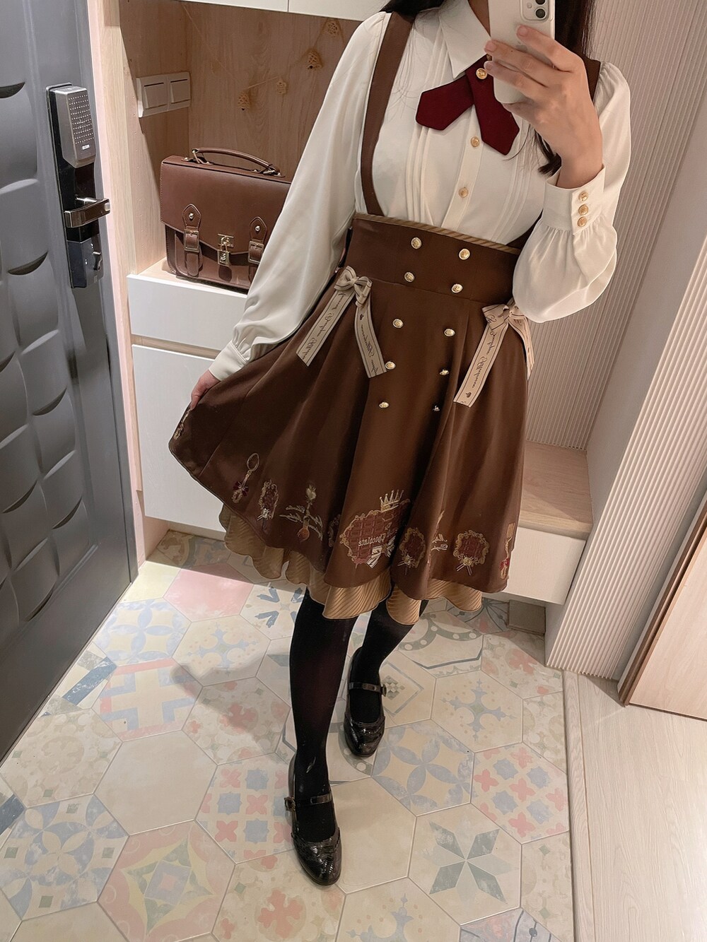 「Amavelのアイテム（スカート、ブラウン系）」を使った、六さん（レディース・165cm）の冬コーディネートの3枚目の写真