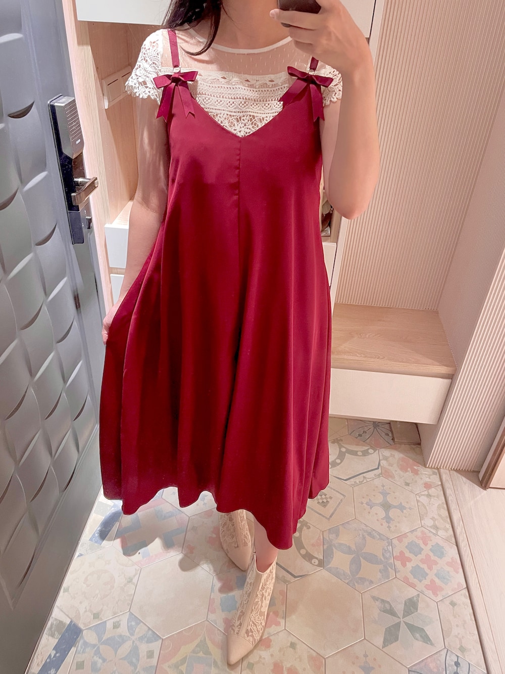 「JEANASISのアイテム（ジャンパースカート、レッド系）」を使った、六さん（レディース・165cm）の夏コーディネートの2枚目の写真