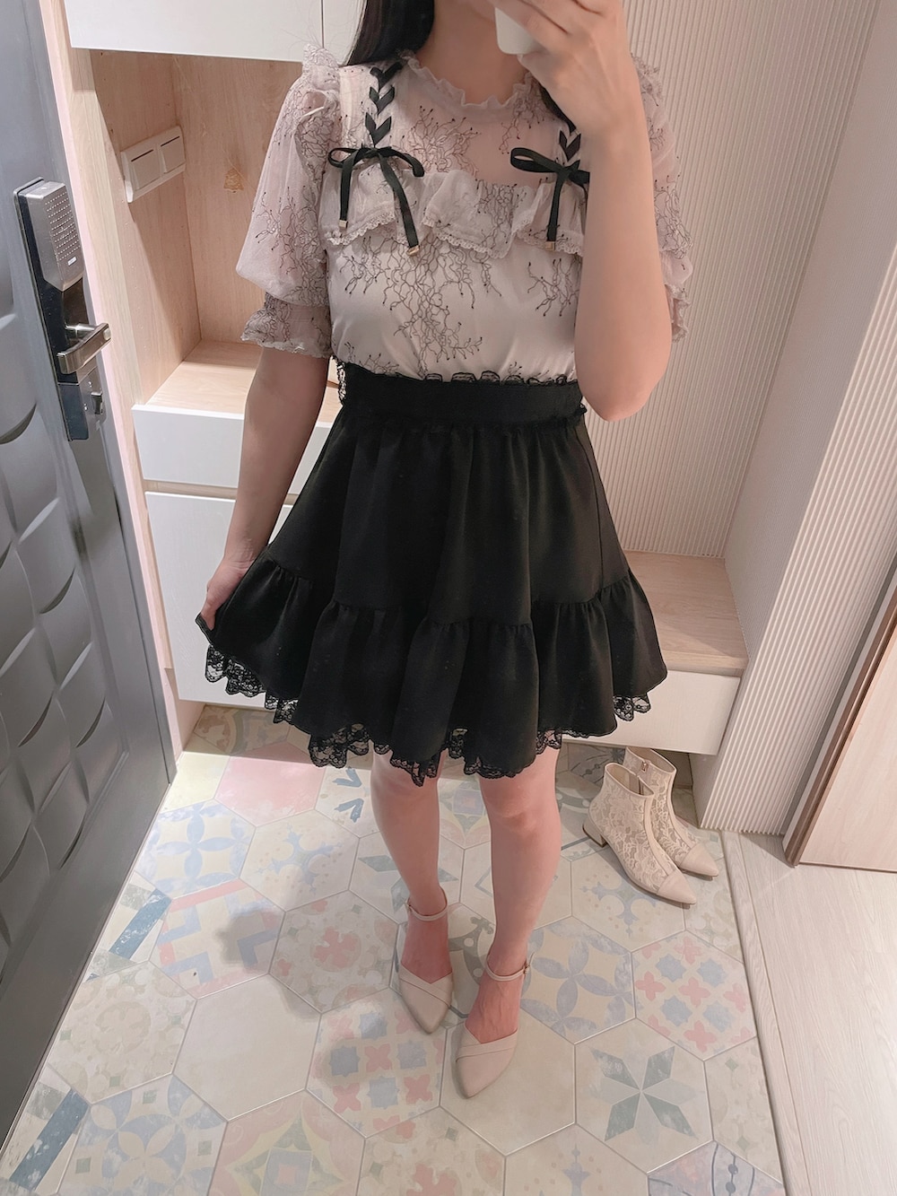 「ROJITAのWフリルフレアスカート（スカート、ブラック系）」を使った、六さん（レディース・165cm）の夏コーディネートの2枚目の写真