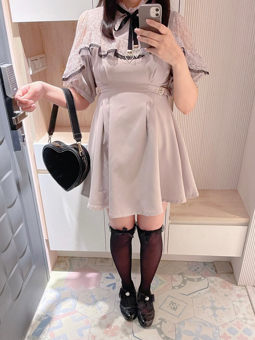 「HeatherのステッチハートBAG　190667（ショルダーバッグ、ブラック系）」を使った、六さん（レディース・165cm）の夏コーディネートの5枚目の写真