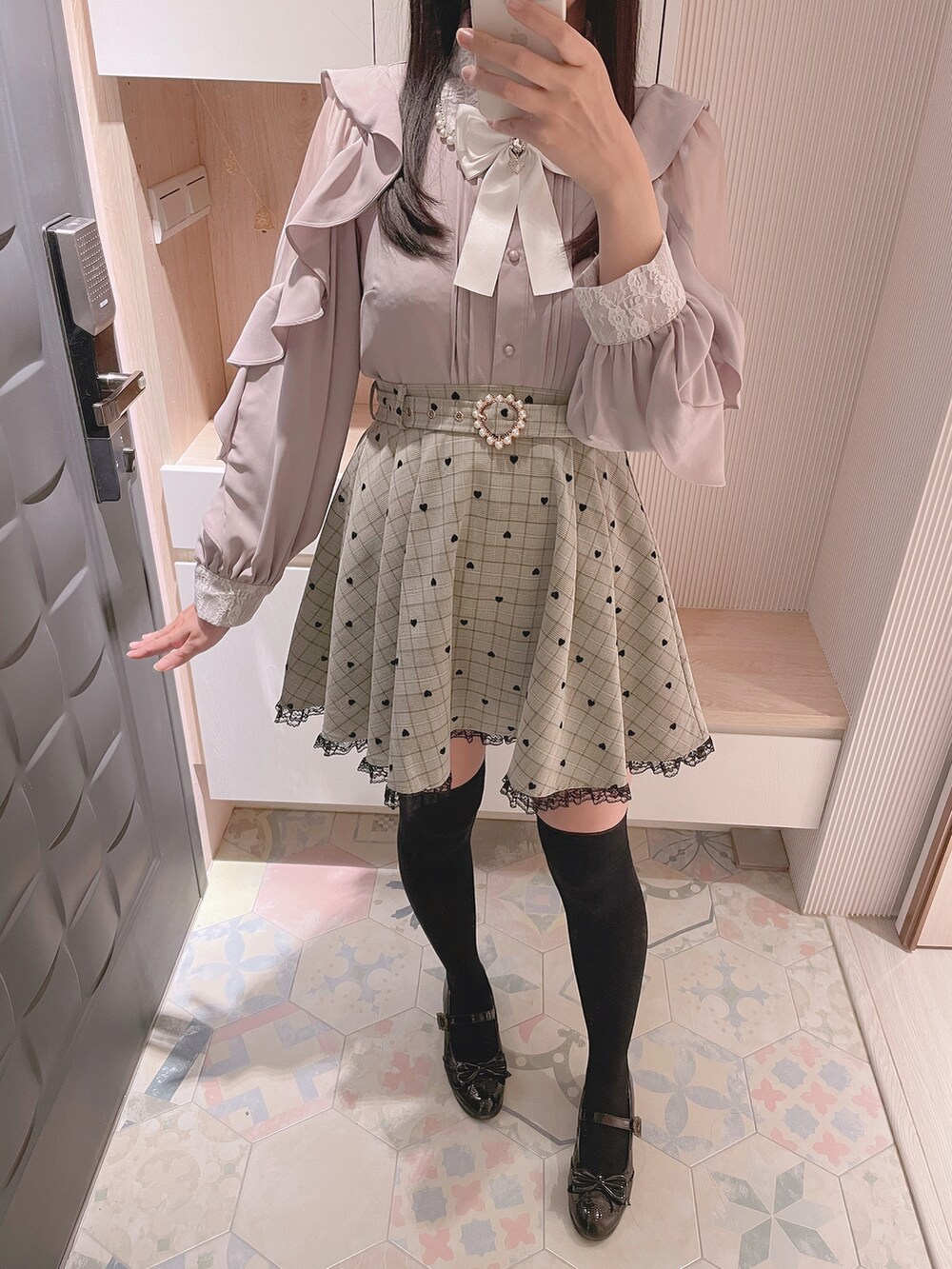 「ROJITAのラッフルスリーブパール衿ブラウス（シャツ/ブラウス、パープル系）」を使った、六さん（レディース・165cm）の春コーディネートの2枚目の写真