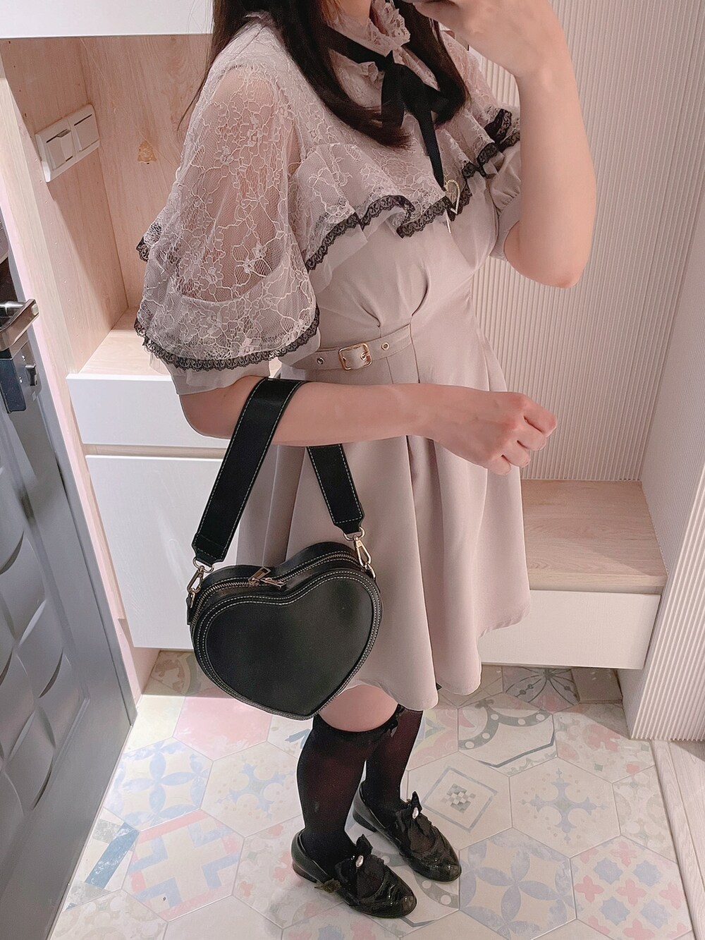 「HeatherのステッチハートBAG　190667（ショルダーバッグ、ブラック系）」を使った、六さん（レディース・165cm）の夏コーディネートの2枚目の写真