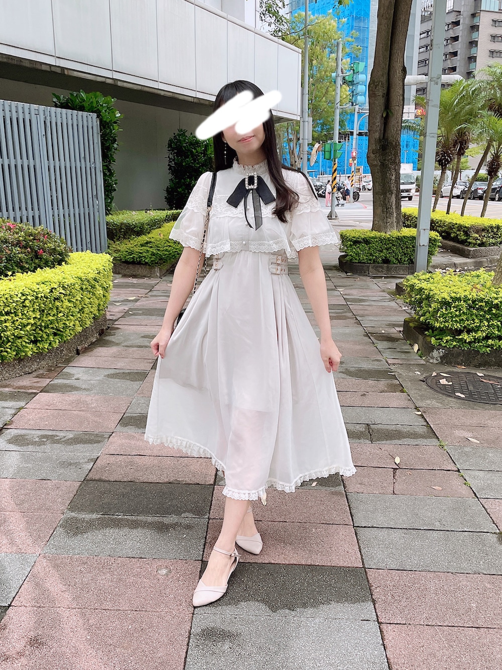 「ROJITAのアイテム（ワンピース/ドレス、ホワイト系）」を使った、六さん（レディース・165cm）の夏コーディネートの2枚目の写真