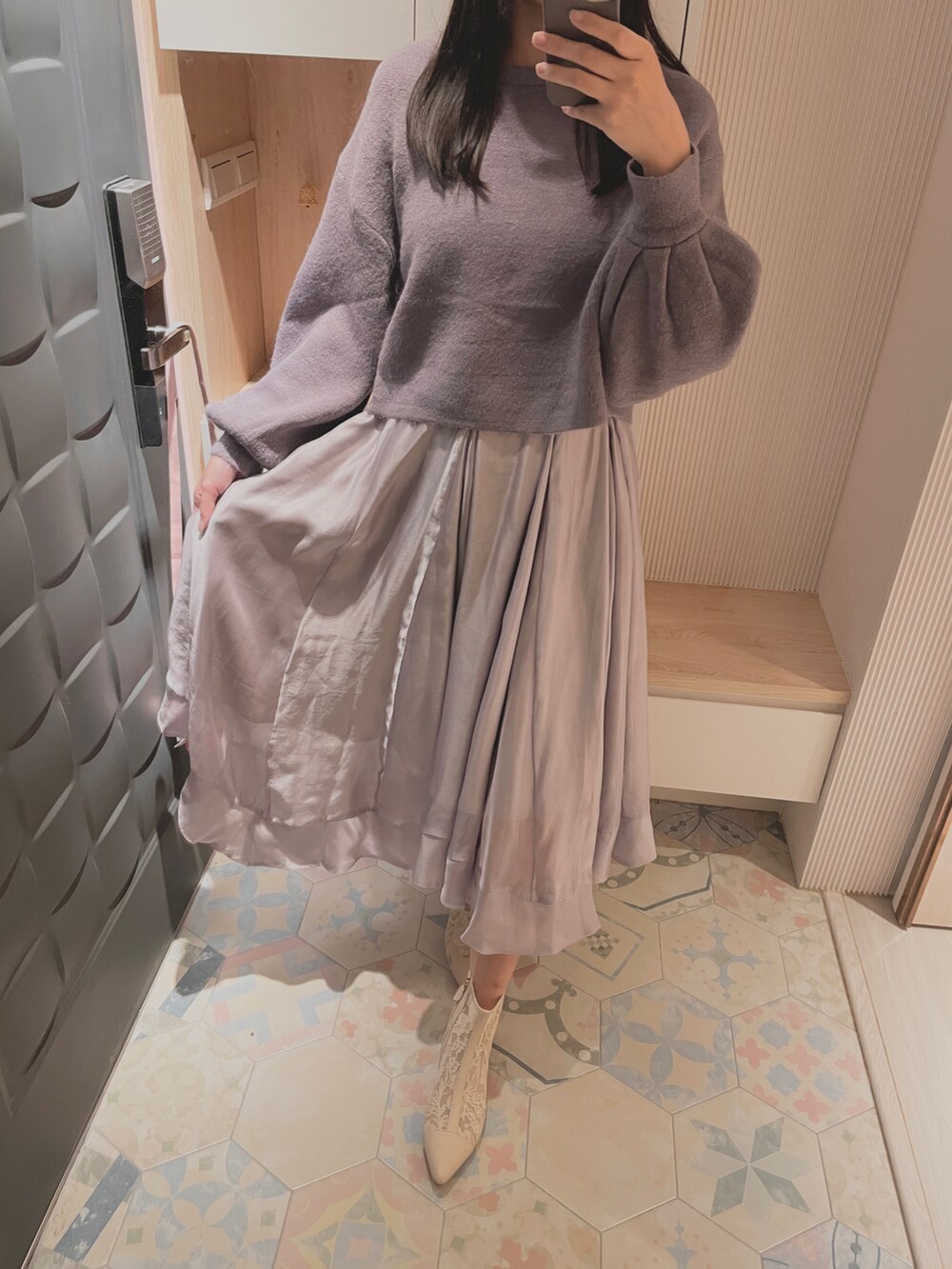 「GRLのアイテム（スカート、ホワイト系）」を使った、六さん（レディース・165cm）の秋コーディネートの3枚目の写真