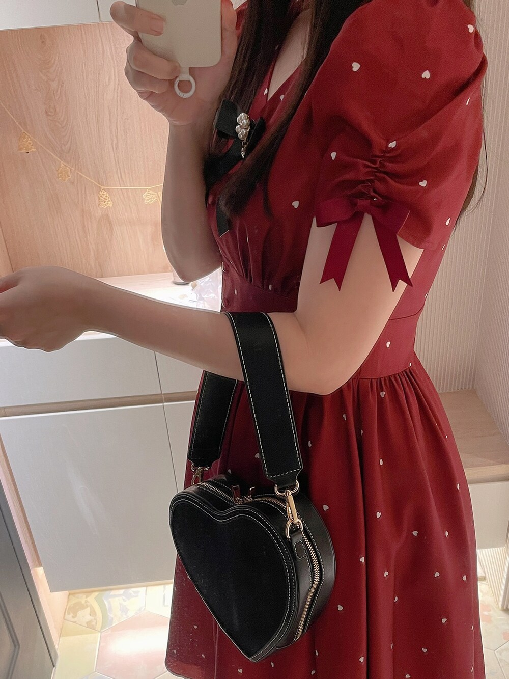 「HeatherのステッチハートBAG　190667（ショルダーバッグ、ブラック系）」を使った、六さん（レディース・165cm）の夏コーディネートの3枚目の写真