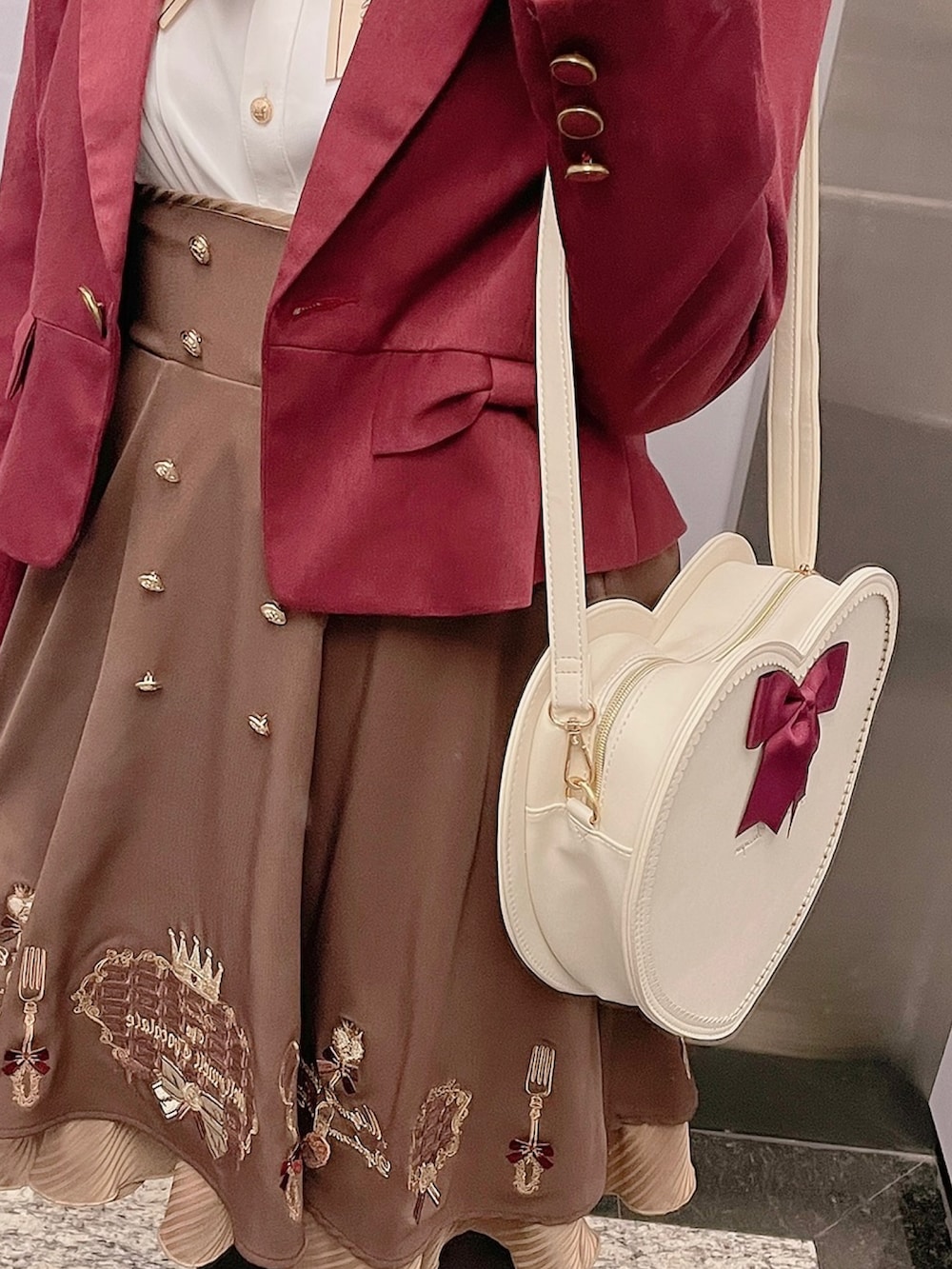 「Amavelのアイテム（スカート、ブラウン系）」を使った、六さん（レディース・165cm）の冬コーディネートの3枚目の写真