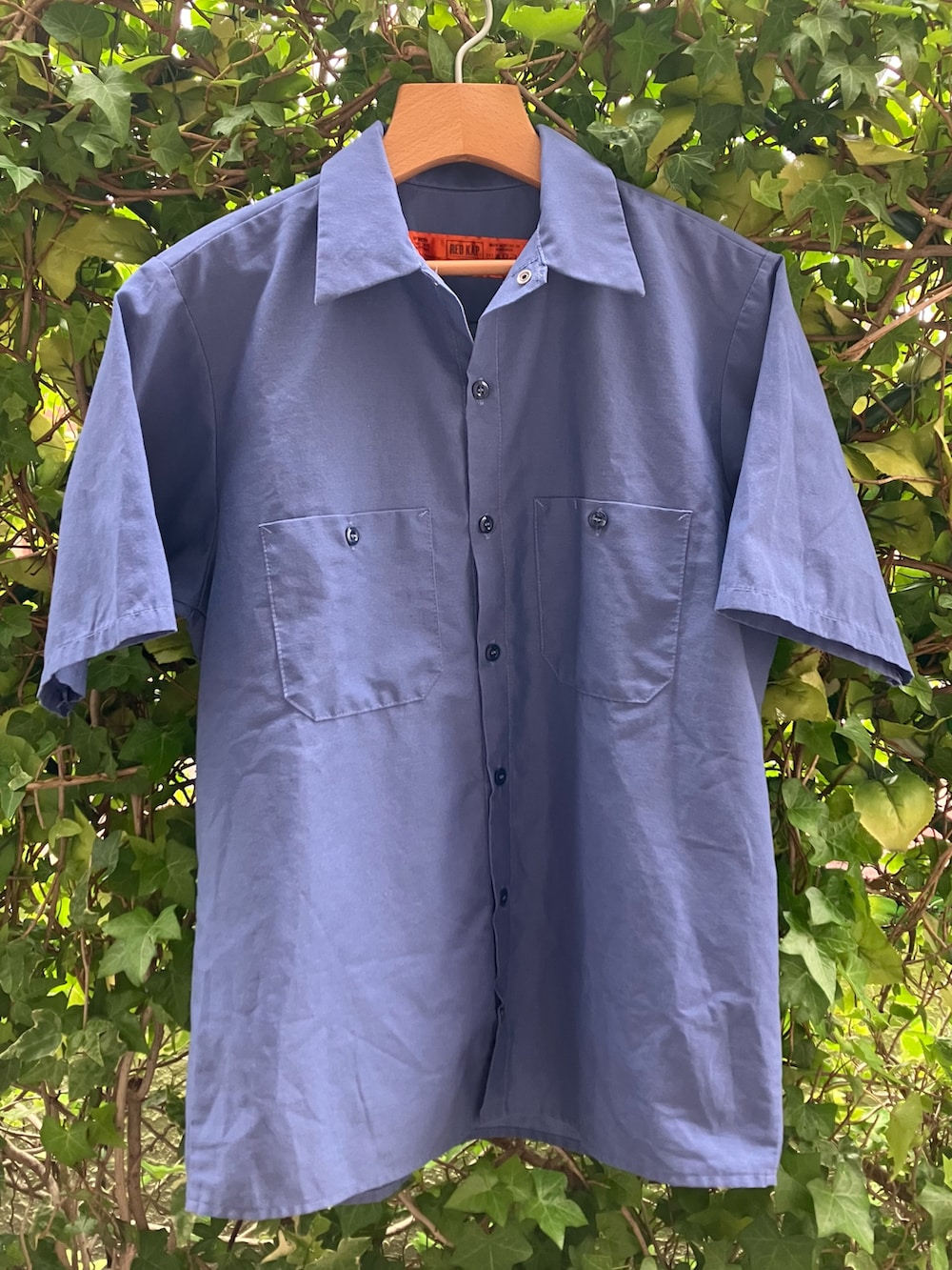 ブルー系のシャツ/ブラウス、ブルー系のTシャツ/カットソー、シルバー系のリングを着用したメンズの夏コーディネートの3枚目の写真