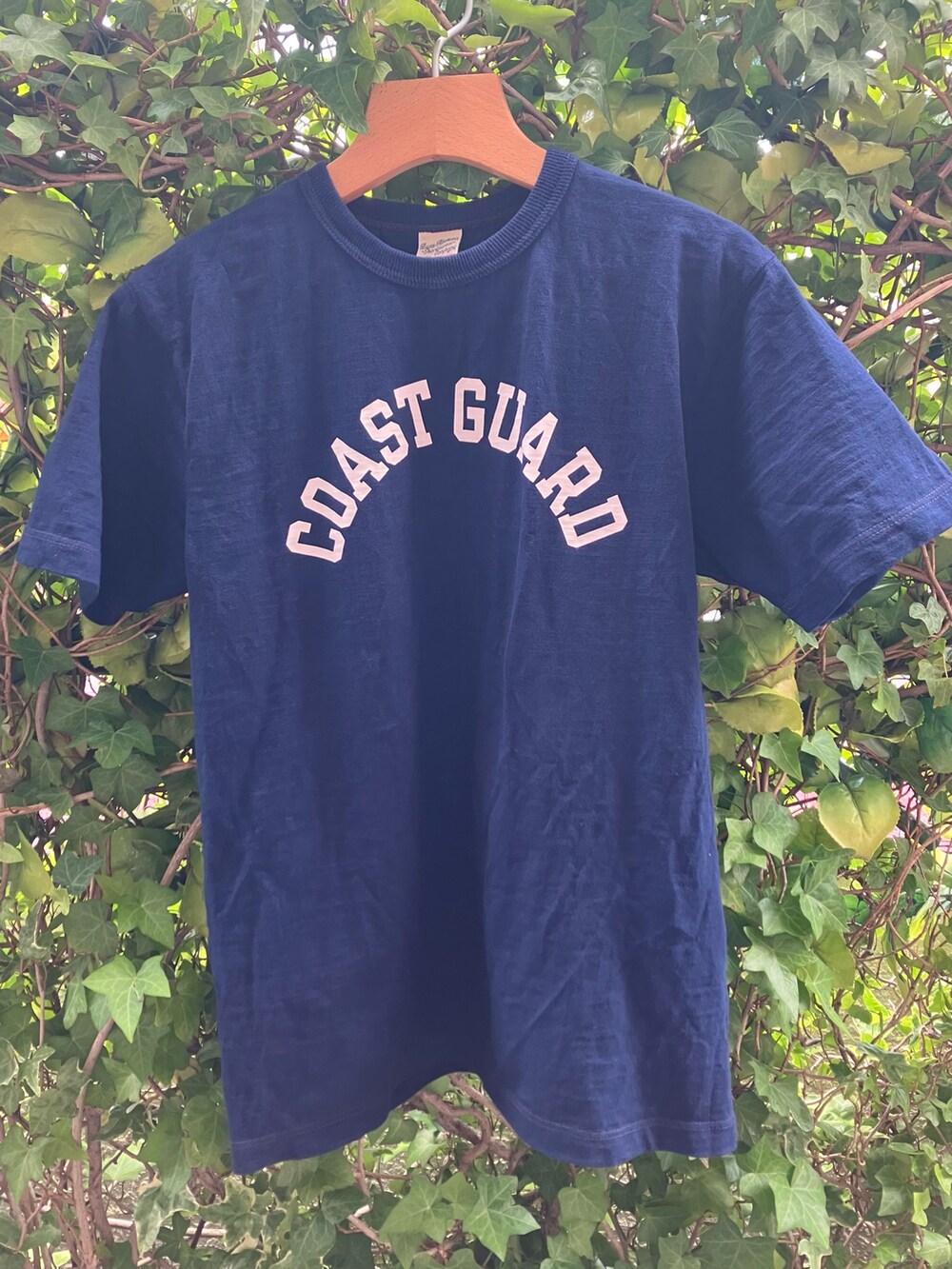 ブルー系のシャツ/ブラウス、ブルー系のTシャツ/カットソー、シルバー系のリングを着用したメンズの夏コーディネートの2枚目の写真