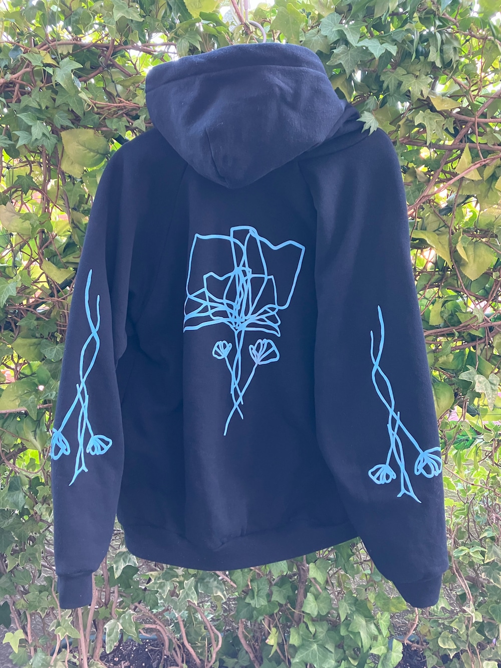 ブラック系のパーカー、ホワイト系のTシャツ/カットソー、シルバー系のネックレスを着用したメンズの秋コーディネートの2枚目の写真