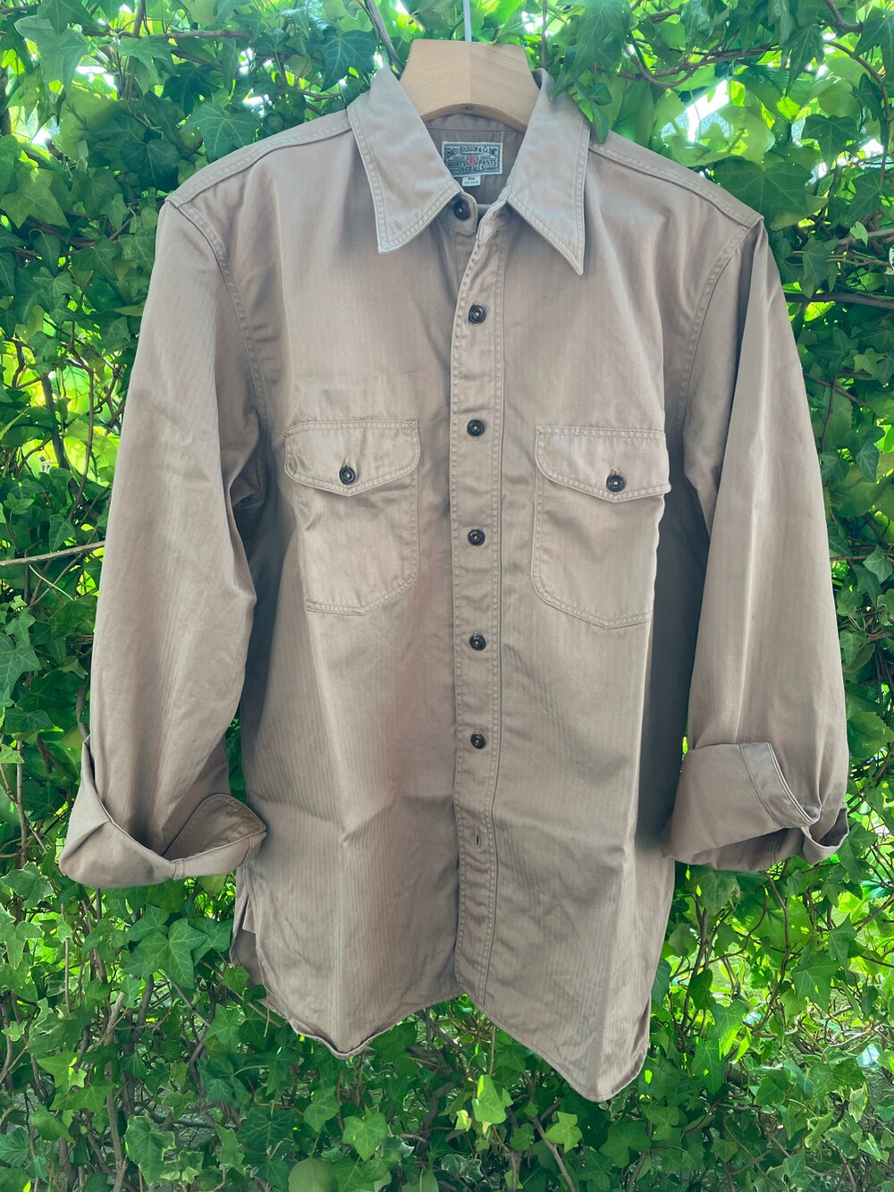 「アメカジ、秋服準備はじめました、休日コーデ、大人コーデ、シャツスタイル、白Tシャツ、シンプルコーデ、インディアンジュエリー、ポケT、へリンボーン、カーキ、シルバーアクセサリー、シャツ好き集まれ、ゴールド、ミリタリー」｜「WAIPER.incのWAIPER.inc S/S クルーネック ポケット パックTシャツ MADE IN USA（Tシャツ/カットソー、ホワイト系）」を使った、Koji Shoさん（メンズ・165cm）の秋コーディネートの2枚目の写真