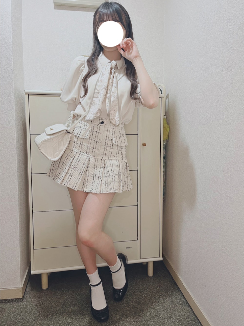 ベージュ系のシャツ/ブラウス、ホワイト系のショルダーバッグ、ホワイト系のスカートを着用したレディースの春コーディネートの2枚目の写真