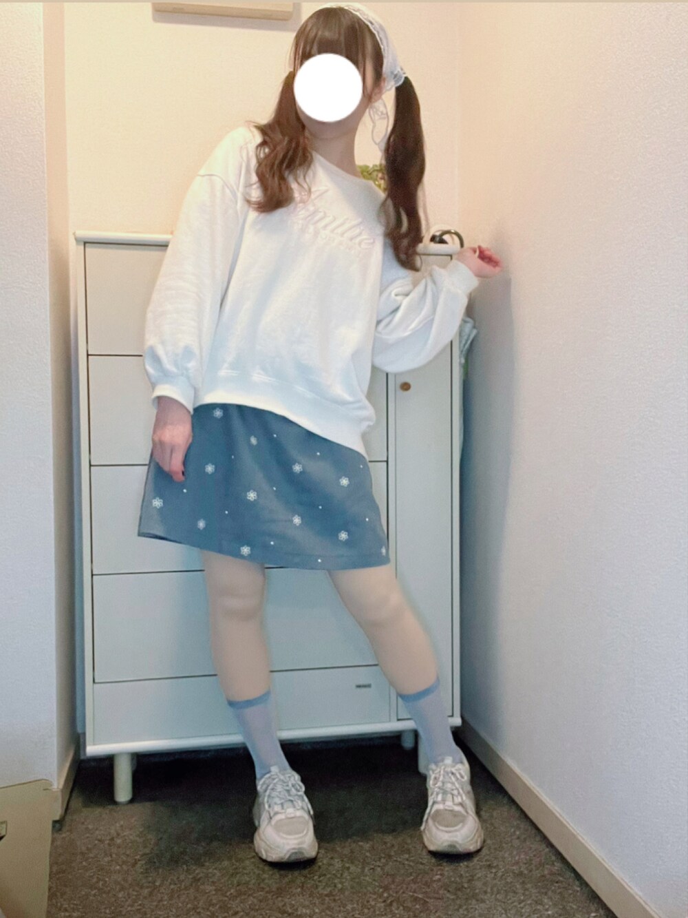 ブルー系のワンピース、ホワイト系のスウェット、ブルー系のソックス/靴下を着用したレディースの春コーディネートの2枚目の写真