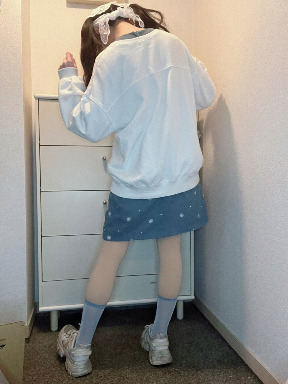 ブルー系のワンピース、ホワイト系のスウェット、ブルー系のソックス/靴下を着用したレディースの春コーディネートの3枚目の写真