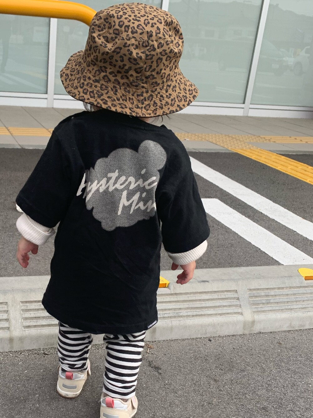 ブラック系のTシャツ/カットソー、ホワイト系のトップス、ブラック系の帽子を着用したキッズの春コーディネートの2枚目の写真