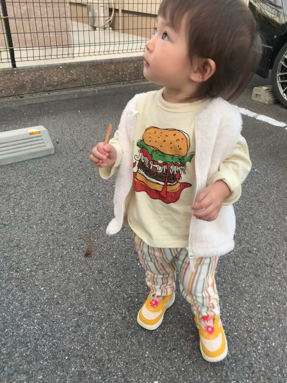 その他のスウェットパンツ、ホワイト系のベスト、ホワイト系のTシャツ/カットソーを着用したキッズの秋コーディネートの2枚目の写真