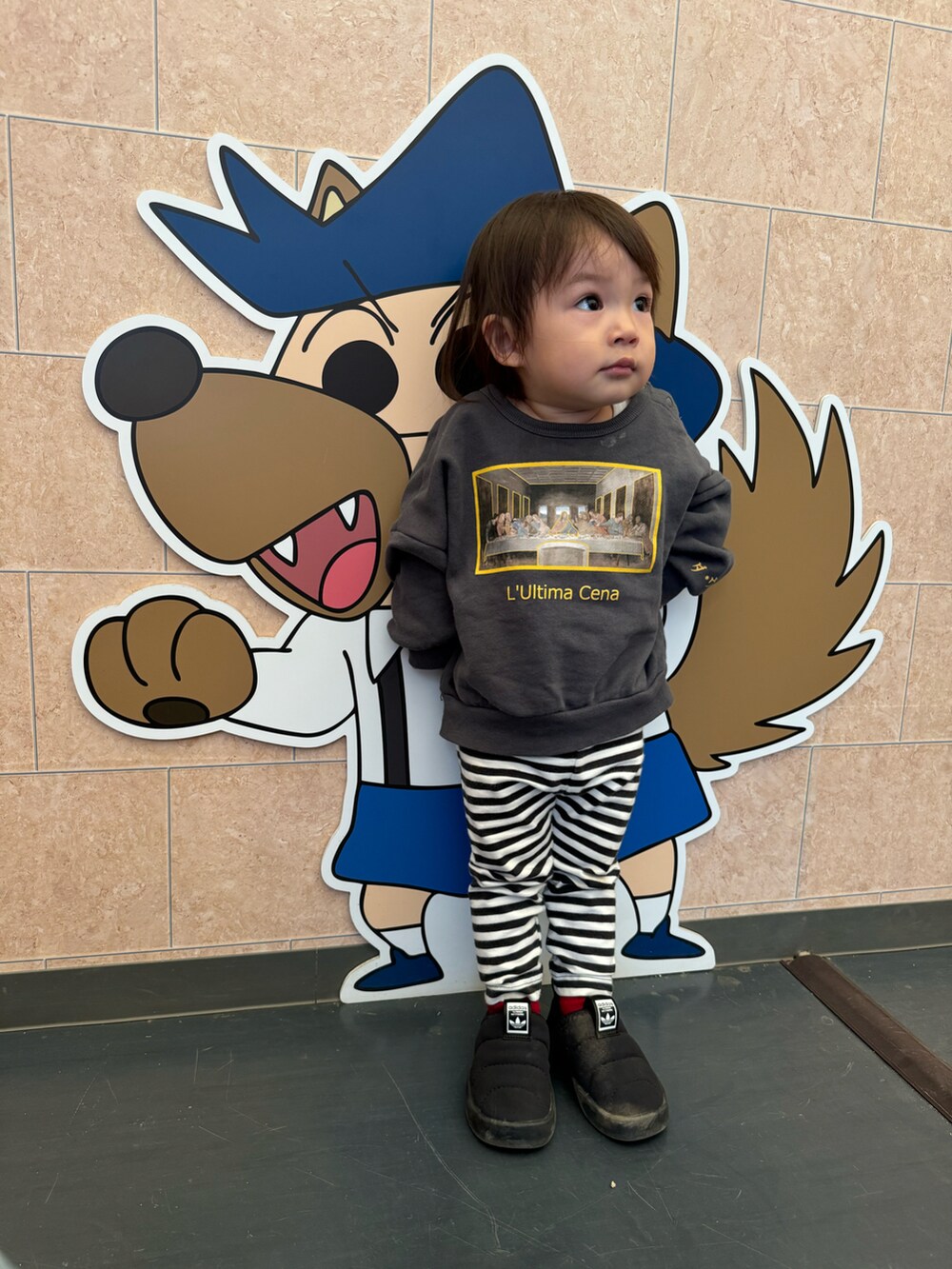 グレー系のスウェット、ブラック系のパンツ、ブラック系のその他シューズを着用したキッズの秋コーディネートの2枚目の写真