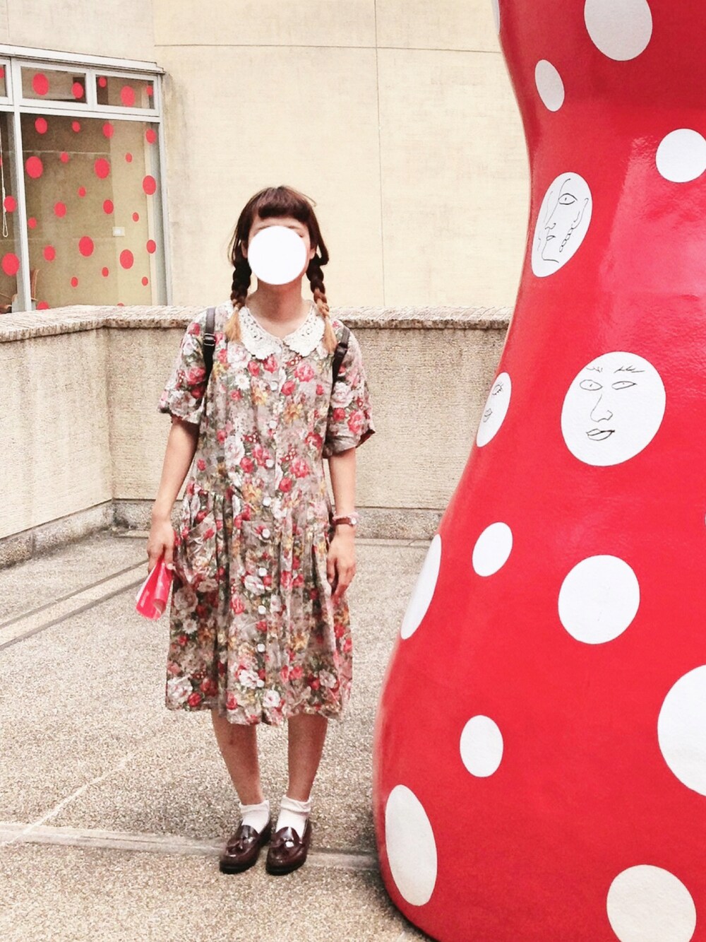 ブルー系のTシャツ/カットソー、ベージュ系のその他パンツ、ブラック系のショルダーバッグを着用したレディースの秋コーディネートの2枚目の写真