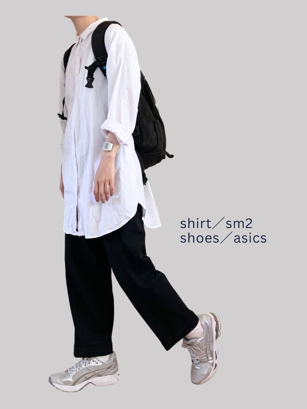 ブラック系のパンツ、ホワイト系のTシャツ/カットソー、ホワイト系のシャツ/ブラウスを着用したレディースの春コーディネートの2枚目の写真