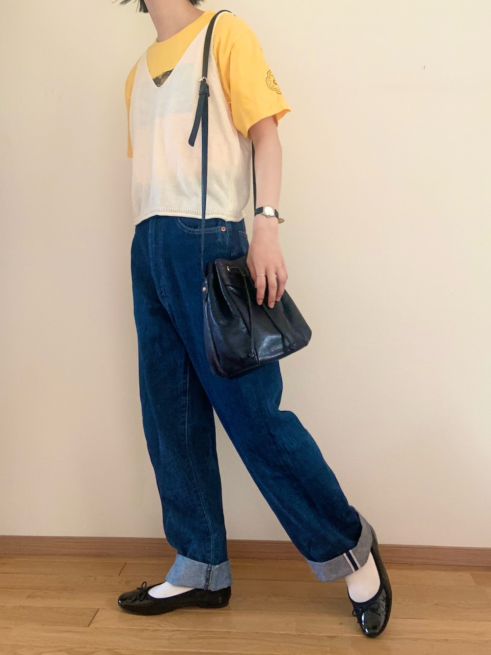 ブルー系のデニムパンツ、イエロー系のTシャツ/カットソー、ブラック系のパンプスを着用したレディースの夏コーディネートの3枚目の写真