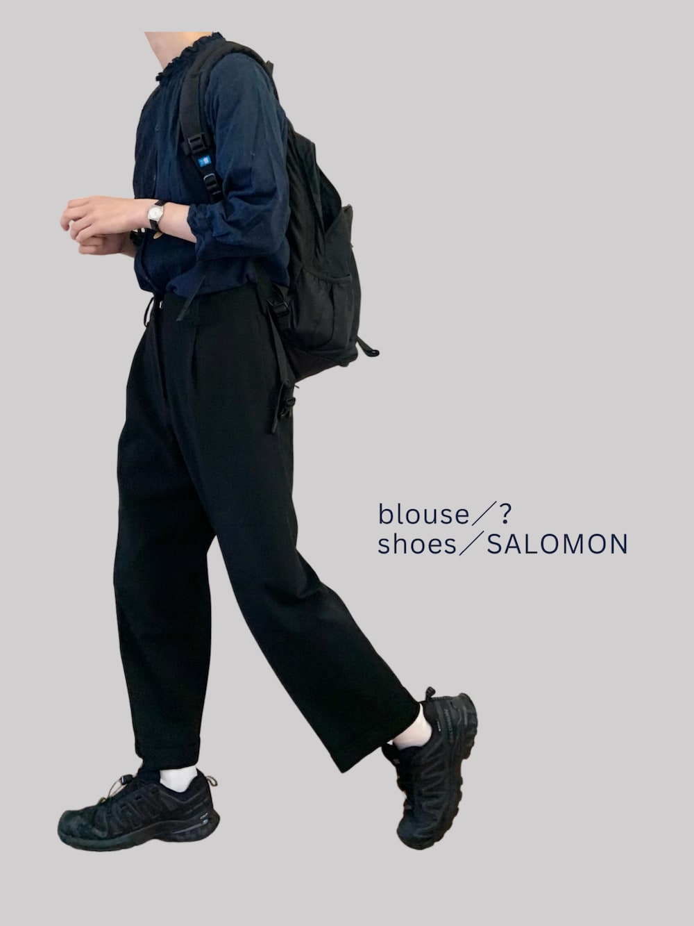 ブラック系のパンツ、ホワイト系のTシャツ/カットソー、ホワイト系のシャツ/ブラウスを着用したレディースの春コーディネートの4枚目の写真