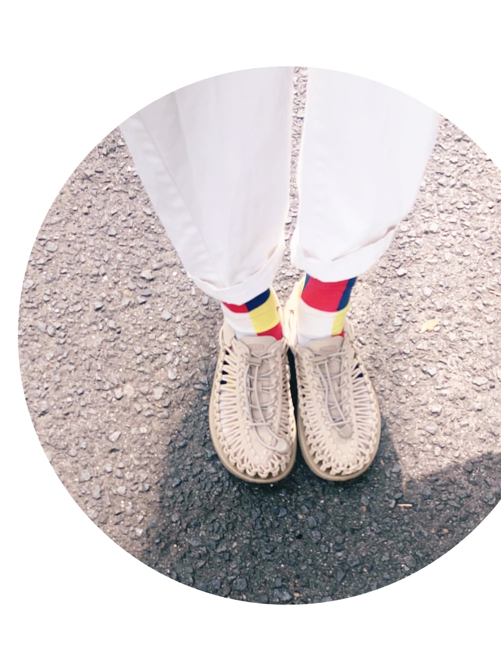 ホワイト系のその他パンツ、ベージュ系のサンダル、ブルー系のデニムジャケットを着用したレディースの春コーディネートの2枚目の写真