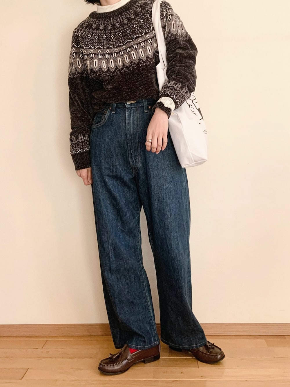 ブルー系のデニムパンツ、ブラウン系のその他シューズ、ホワイト系のニット/セーターを着用したレディースの冬コーディネートの2枚目の写真