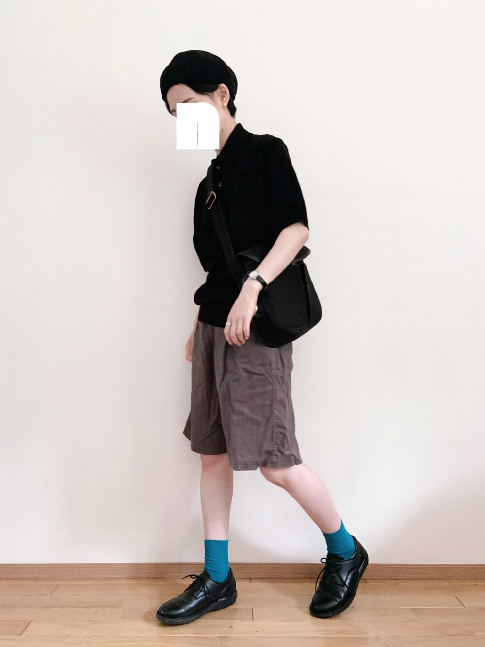 グレー系のその他パンツ、ブラック系のショルダーバッグ、ブラック系のシューズを着用したレディースの夏コーディネートの2枚目の写真