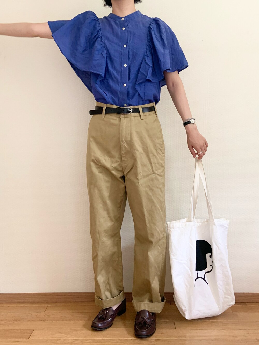 ホワイト系のトートバッグ、ベージュ系のチノパンツ、ブラウン系のその他シューズを着用したレディースの夏コーディネートの3枚目の写真