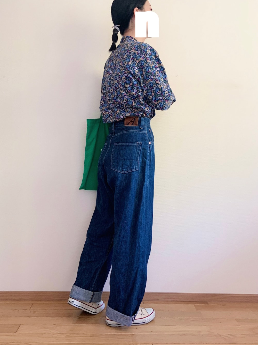 ブルー系のデニムパンツ、ホワイト系のスニーカー、その他のシャツ/ブラウスを着用したレディースの春コーディネートの3枚目の写真