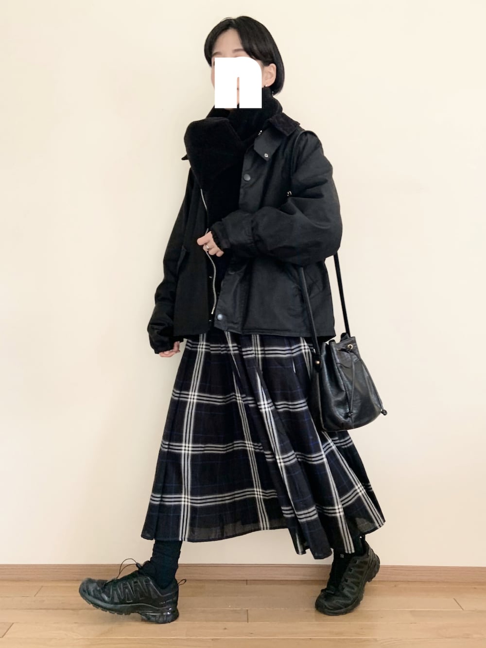 ブルー系のニット/セーター、ブルー系のスカート、ブラック系のスニーカーを着用したレディースの冬コーディネートの2枚目の写真