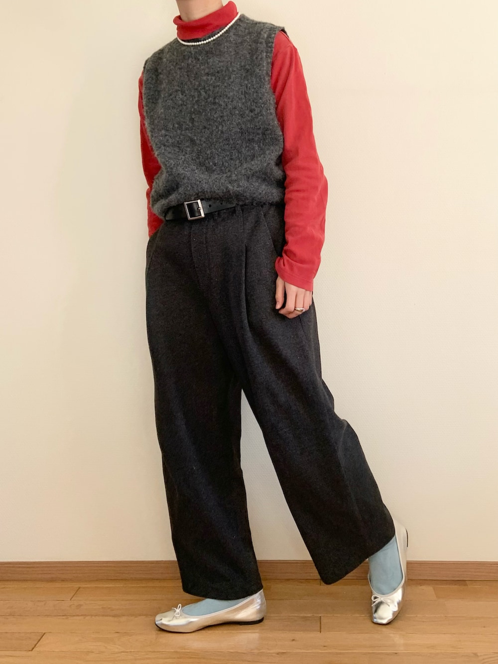 ブラック系のブルゾン、グレー系のその他パンツ、グレー系のベストを着用したレディースの冬コーディネートの2枚目の写真