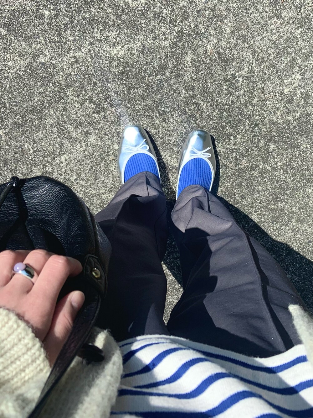 グレー系のその他パンツ、ホワイト系のTシャツ/カットソー、ホワイト系のカーディガン/ボレロを着用したレディースの春コーディネートの2枚目の写真