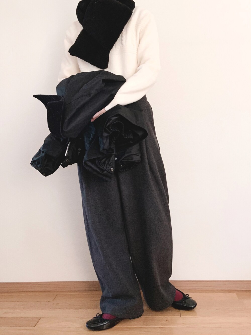 グレー系のその他パンツ、シルバー系のスニーカー、ブラック系のブルゾンを着用したレディースの冬コーディネートの2枚目の写真