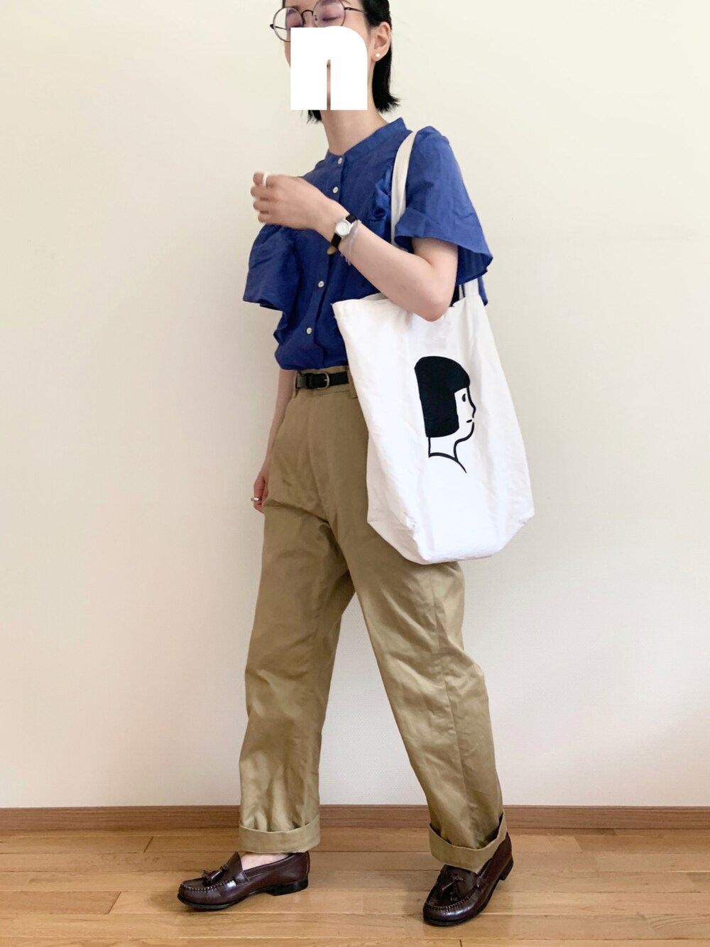 ホワイト系のトートバッグ、ベージュ系のチノパンツ、ブラウン系のその他シューズを着用したレディースの夏コーディネートの2枚目の写真