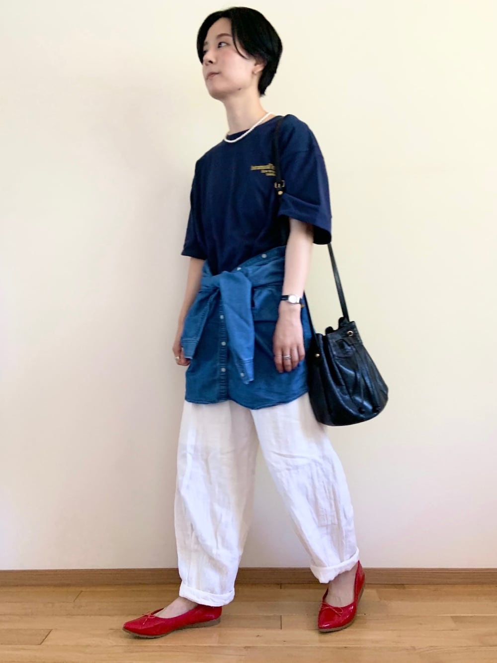 レッド系のパンプス、ホワイト系のその他パンツ、ブルー系のTシャツ/カットソーを着用したレディースの秋コーディネートの2枚目の写真