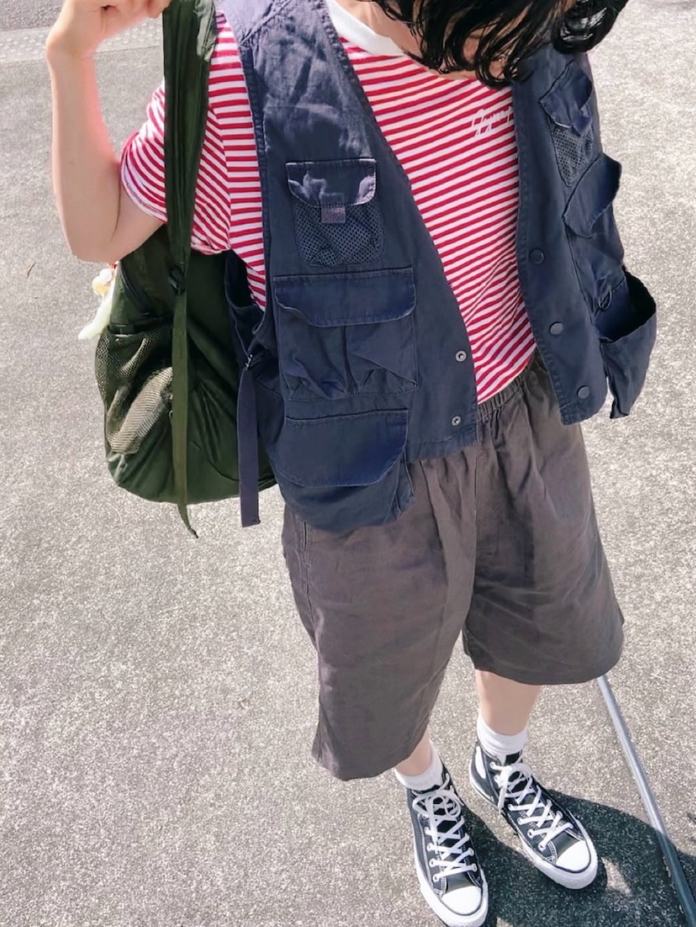 ブラック系のスニーカー、グレー系のその他パンツ、グレー系のベストを着用したレディースの夏コーディネートの2枚目の写真