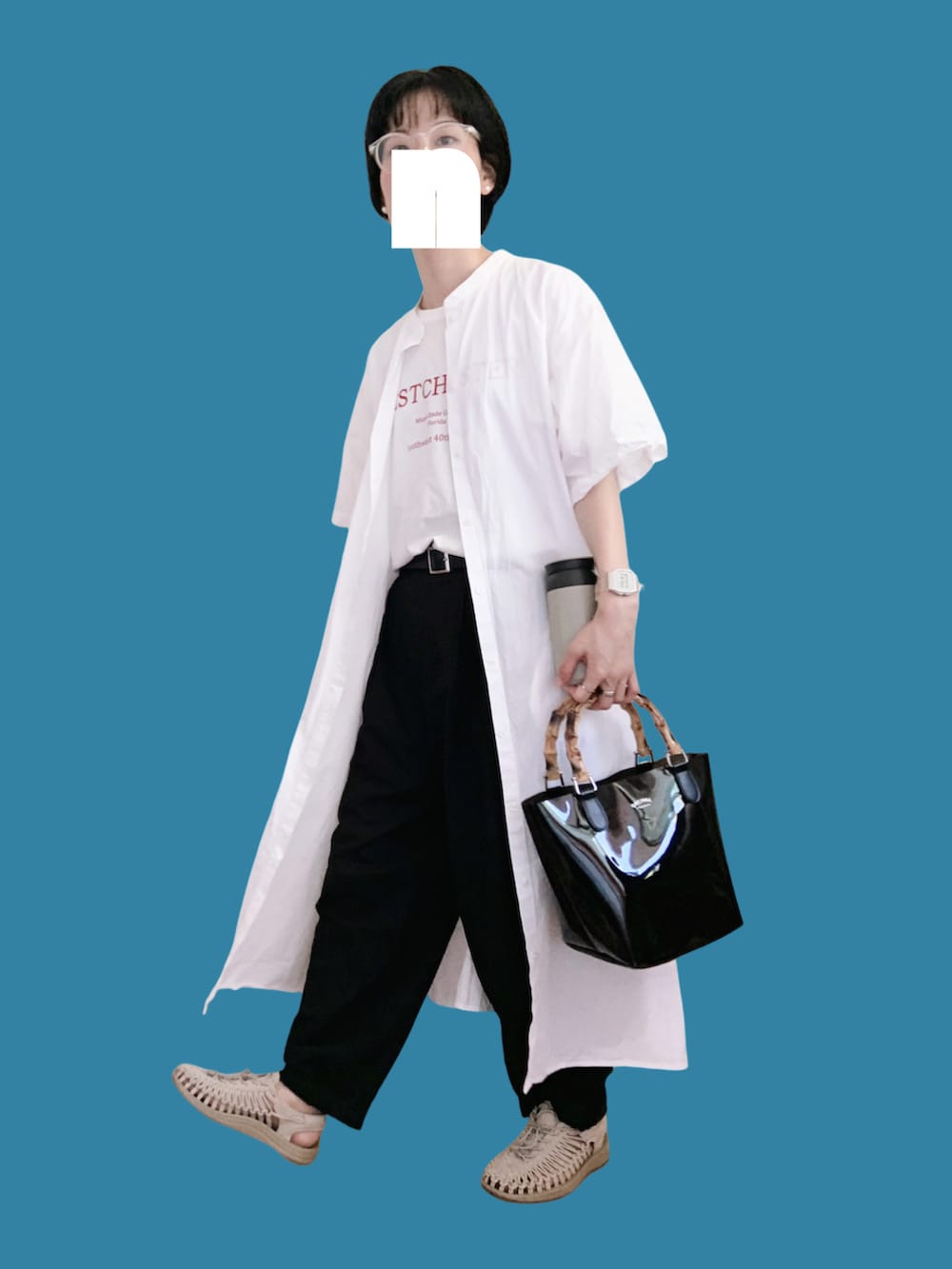 ブラック系のハンドバッグ、ホワイト系のワンピース、ホワイト系のTシャツ/カットソーを着用したレディースの夏コーディネートの2枚目の写真