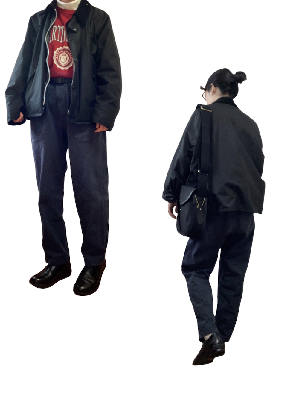 ブルー系のチノパンツ、ブラック系のブルゾン、ブラック系のショルダーバッグを着用したレディースの冬コーディネートの2枚目の写真