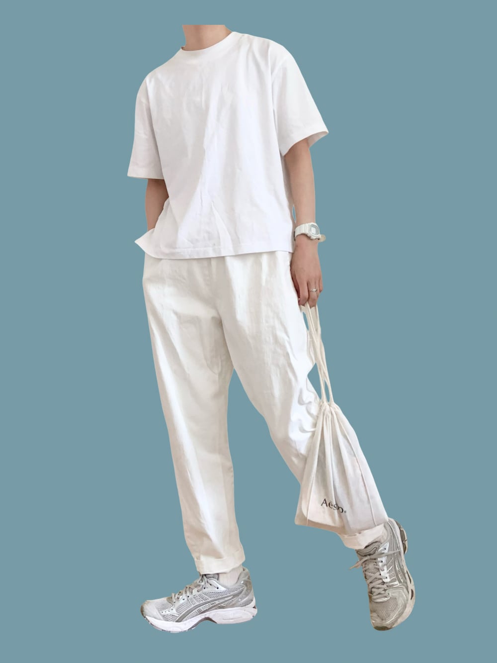 ホワイト系のTシャツ/カットソー、ホワイト系のその他パンツ、シルバー系のスニーカーを着用したレディースの夏コーディネートの2枚目の写真