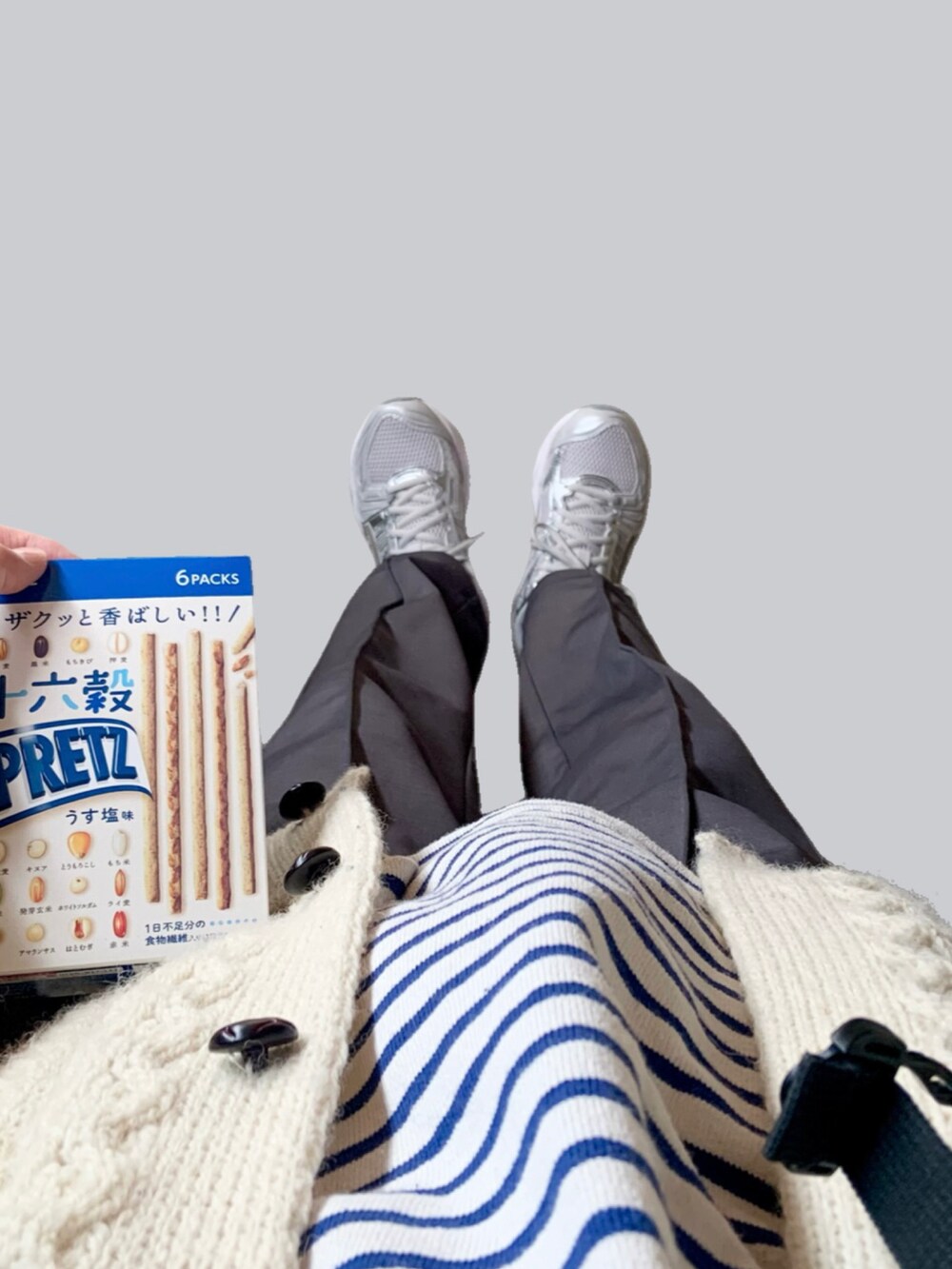 グレー系のその他パンツ、ホワイト系のTシャツ/カットソー、ホワイト系のカーディガン/ボレロを着用したレディースの春コーディネートの3枚目の写真