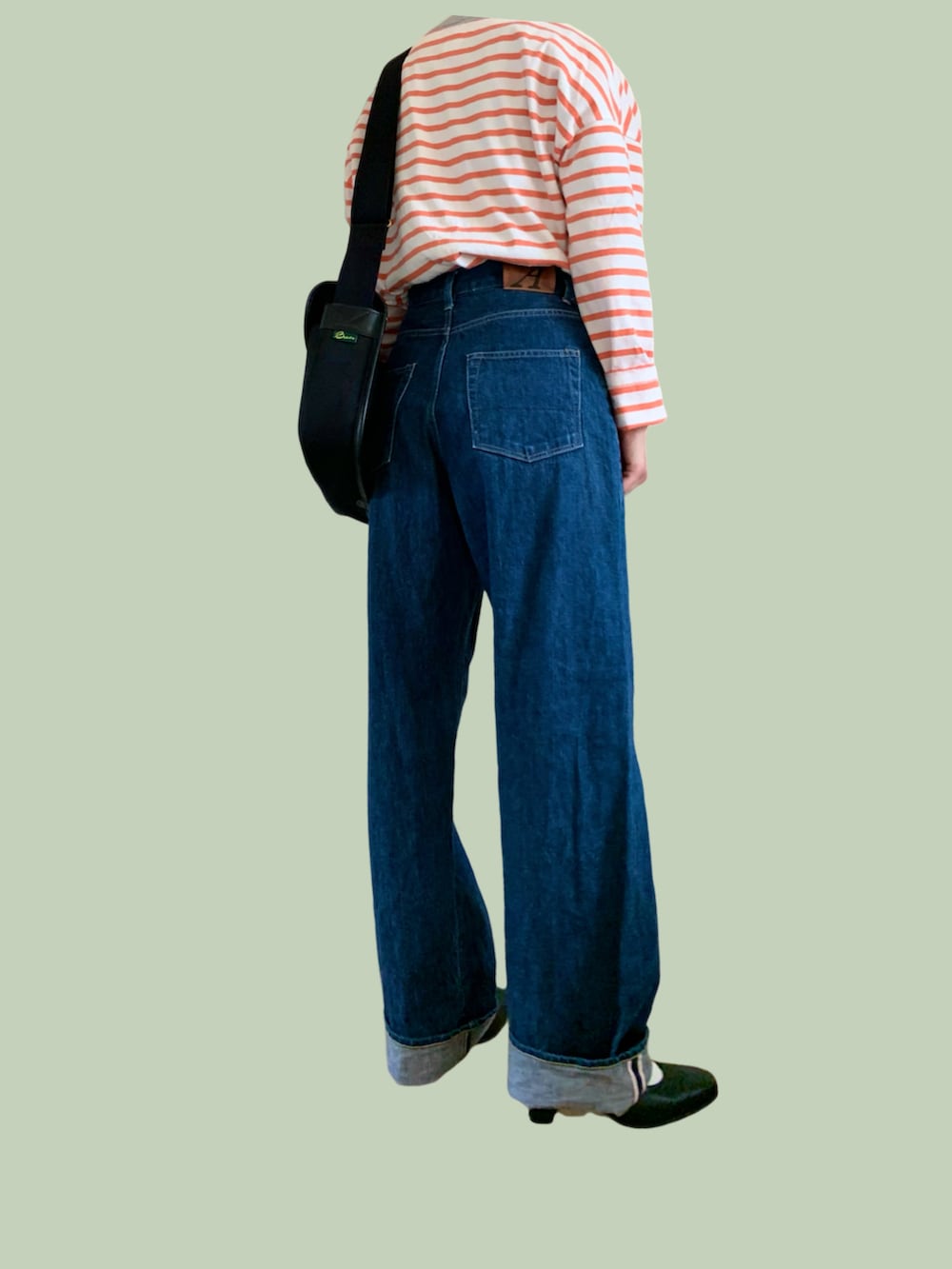 ブルー系のデニムパンツ、ブラック系のパンプス、ブルー系のその他アウターを着用したレディースの春コーディネートの2枚目の写真
