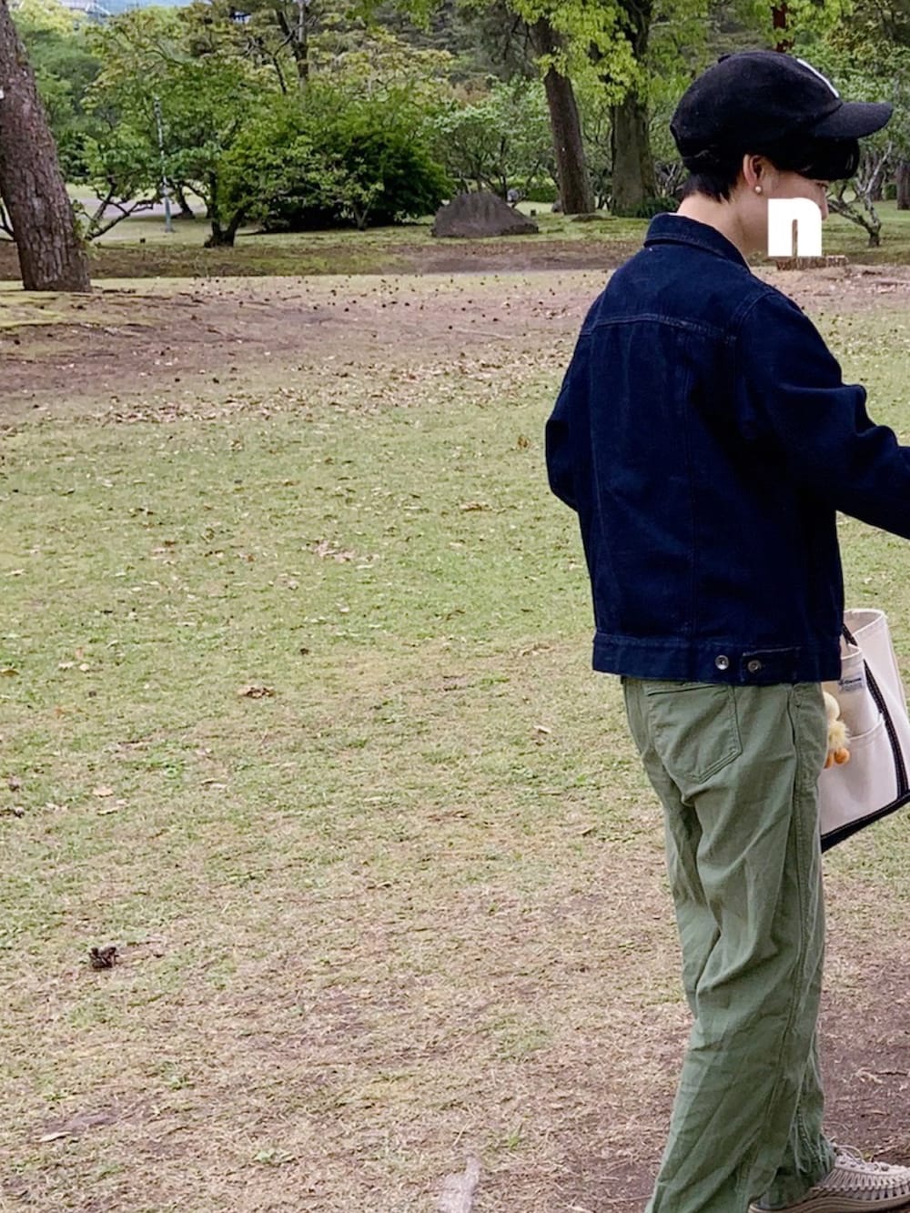 イエロー系のシャツ/ブラウス、ブルー系のデニムジャケット、ベージュ系のサンダルを着用したレディースの春コーディネートの2枚目の写真