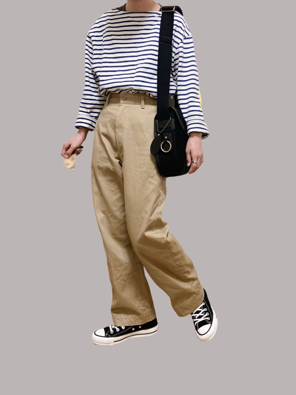 ベージュ系のチノパンツ、ブラック系のスニーカー、グレー系のTシャツ/カットソーを着用したレディースの秋コーディネートの2枚目の写真